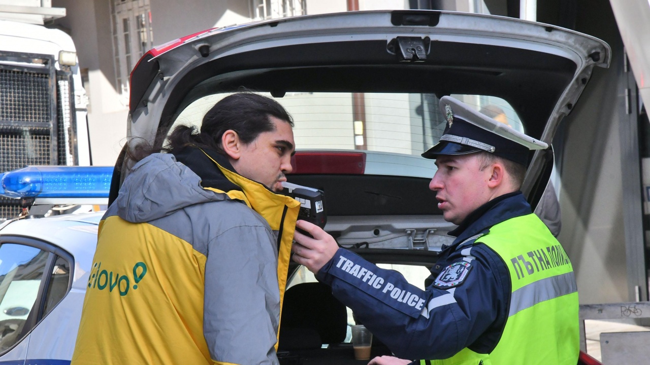 Служители на полицията в Радомир са задържали пиян шофьор, блъснал