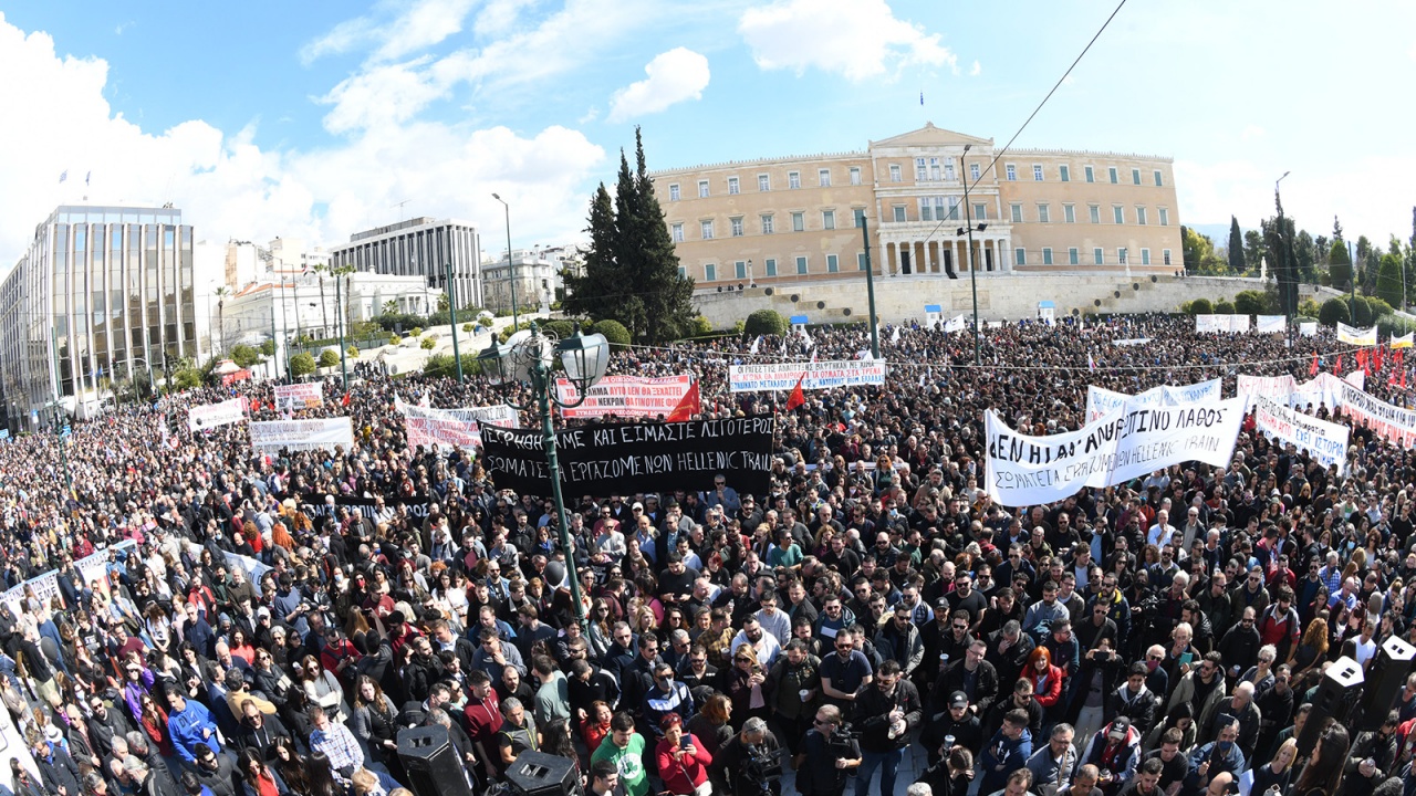 След влаковата катастрофа: Хиляди работници на протести в Гърция