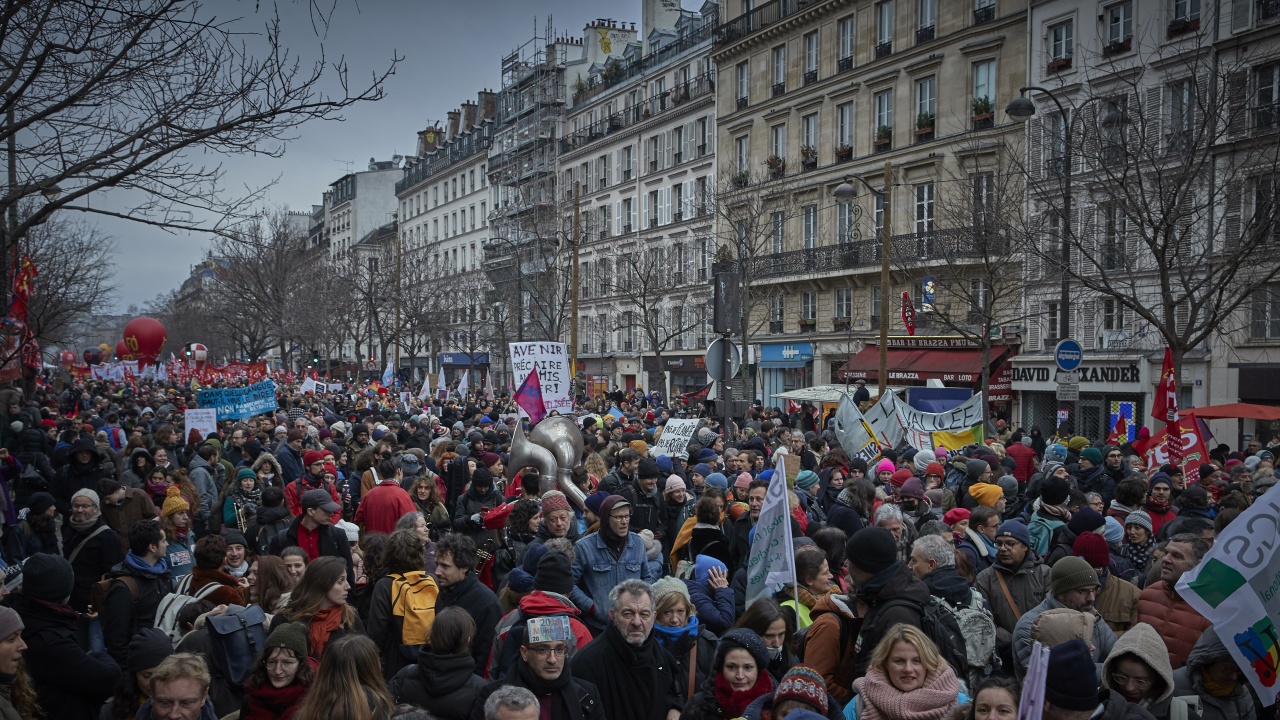 Стачките срещу пенсионната реформа във Франция прекъсват доставките на горива, пътуванията с влакове и самолети