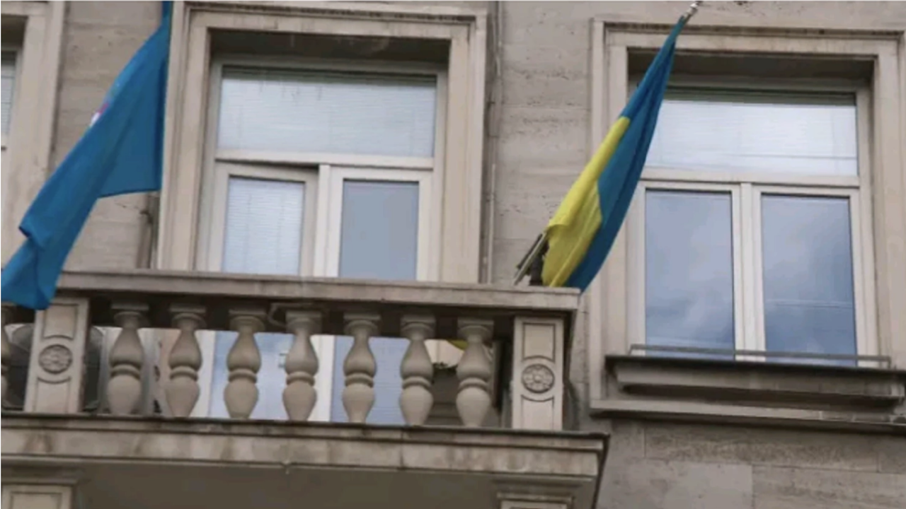 Кандидат-депутат изхвърли на улицата знамето на Украйна от фасадата на Столична община