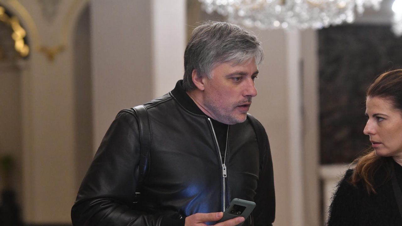 Карамазов се връща в Народния театър на заплата