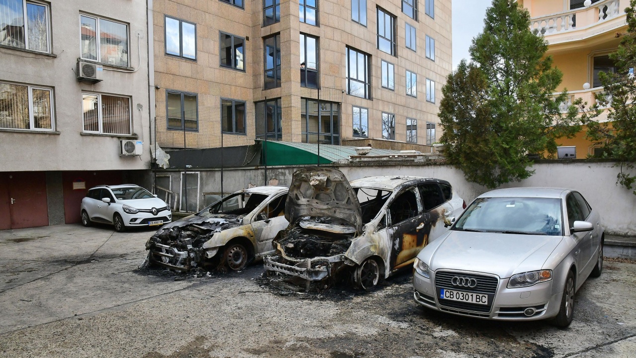 Подпалиха коли в центъра на София тази нощ