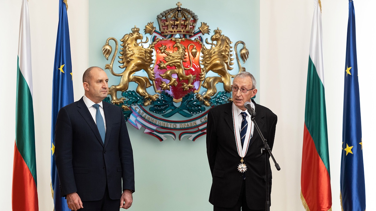 Президентът Румен Радев удостои с висши държавни отличия изтъкнати български учени