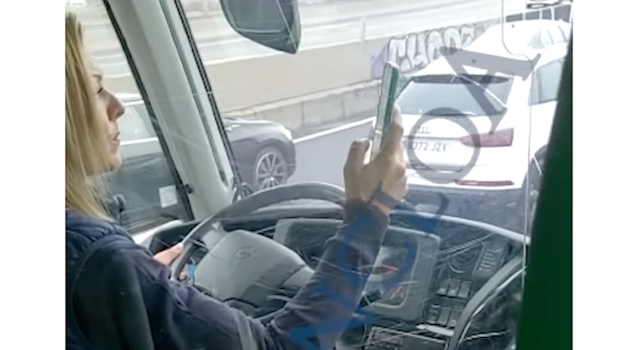 Шофьорка на автобус си разцъква безгрижно телефоните, карайки през мъгла и мокра настилка