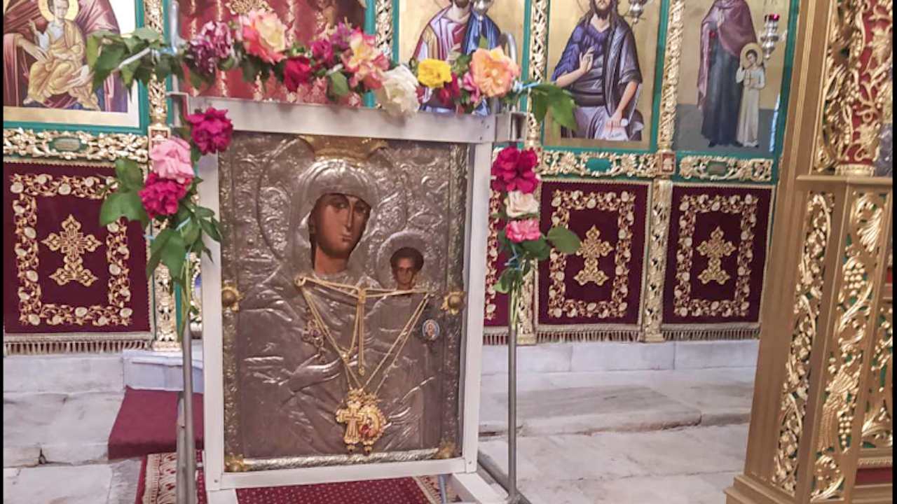 Посрещнаха иконата "Света Богородица - Златна ябълка" в Хасково