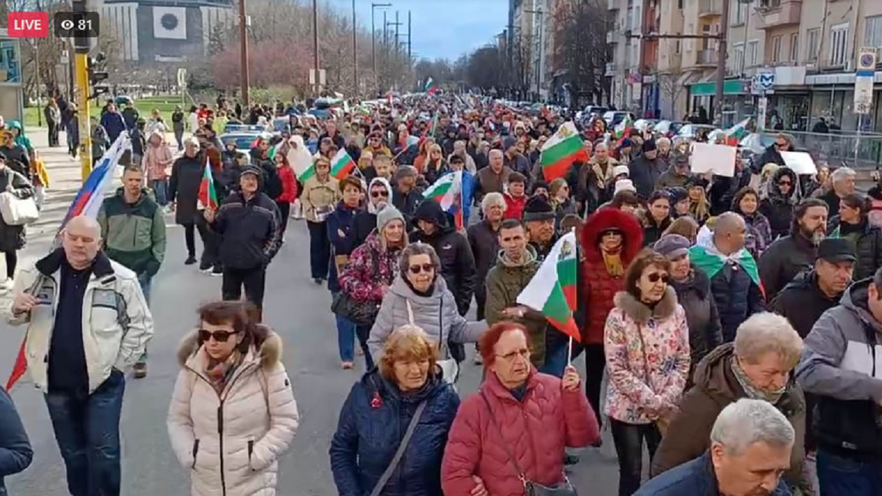 Стотици граждани се събраха на протест на площад Александър Буров“