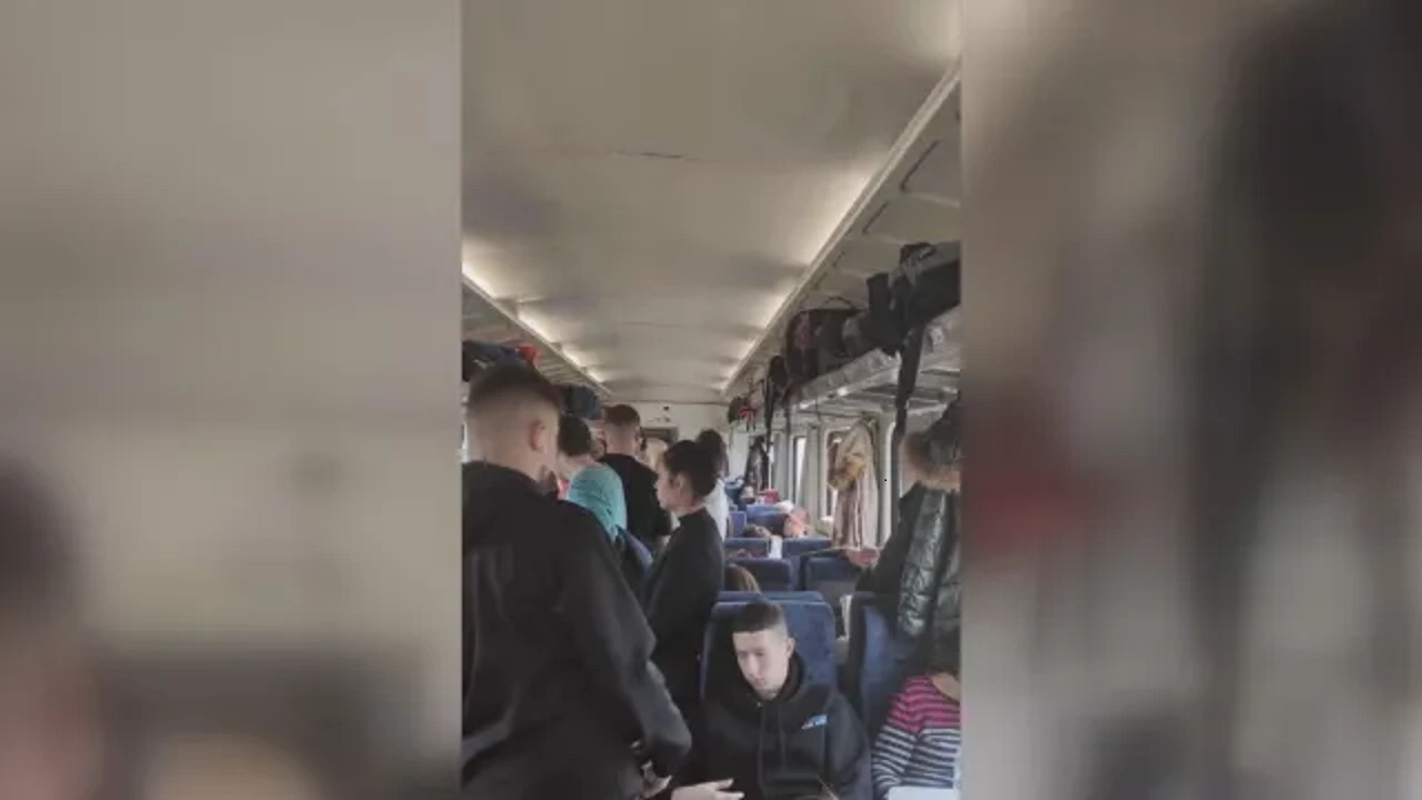 Правостоящи пътници в бързия влак от Варна за София За това сигнализира зрителка