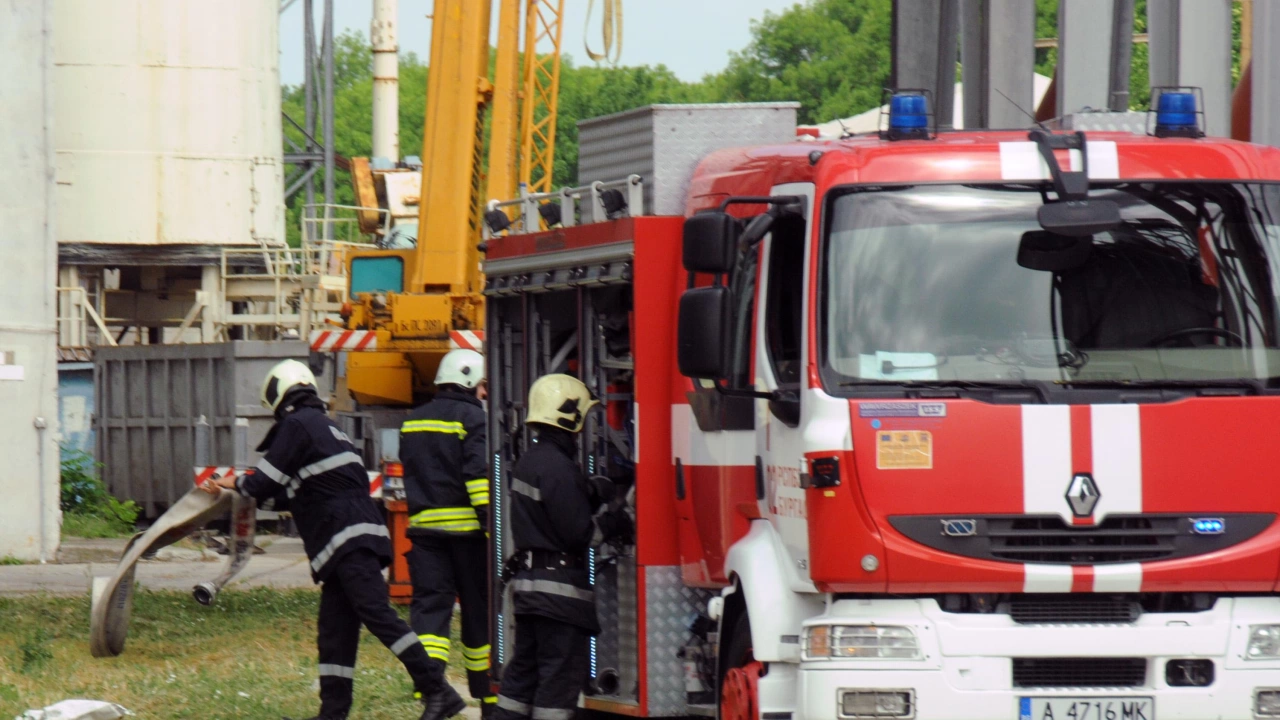 Пожарникари са успели да изведат 76 годишна жена от горяща сграда