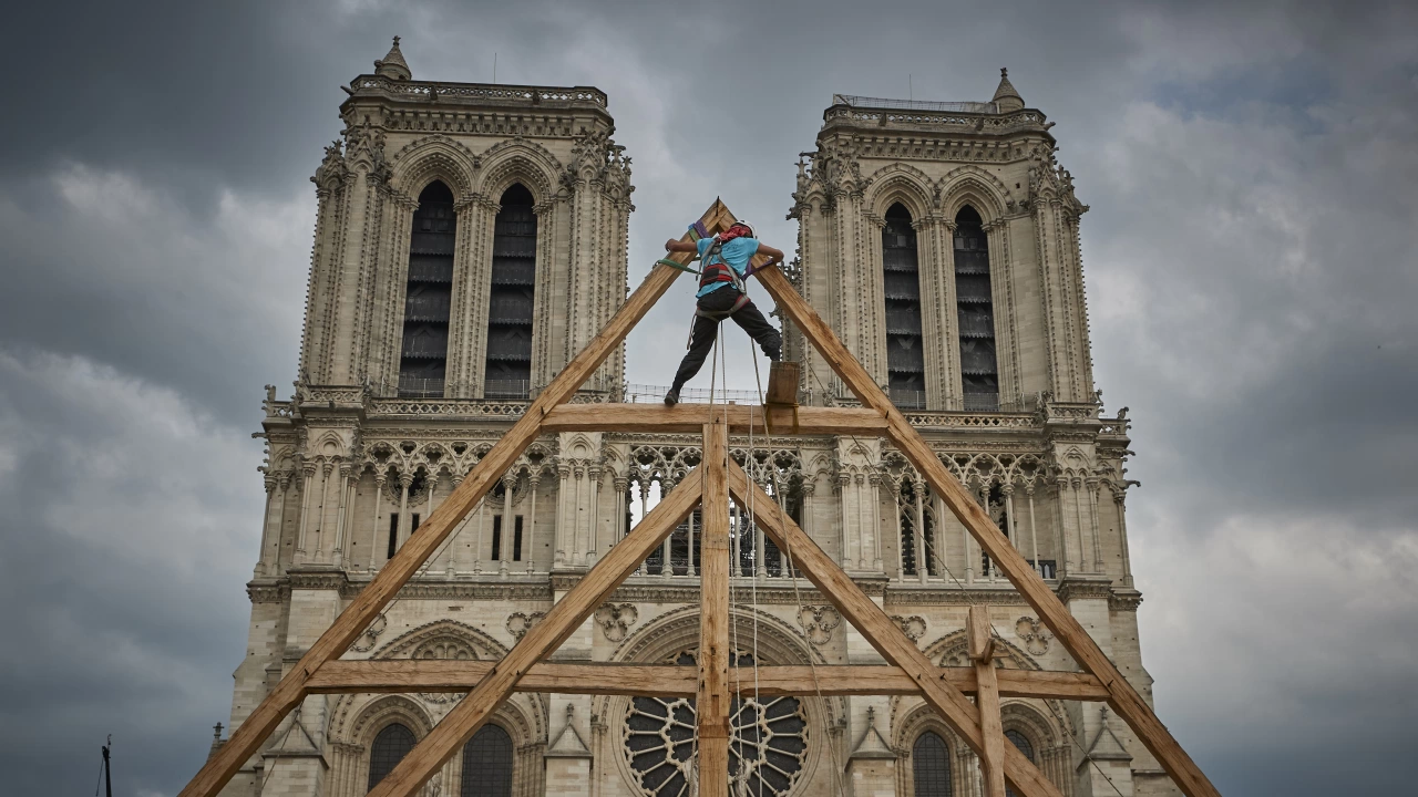 Ремонтът на парижката катедрала Нотр Дам напредва достатъчно бързо за