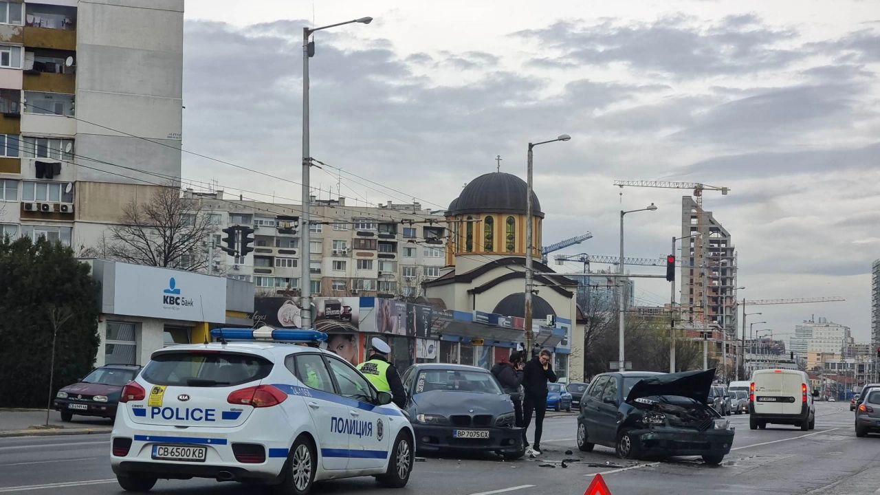 Меле на столичния булевaрд проф Цветан Лазаров Катастрофата между два автомобила