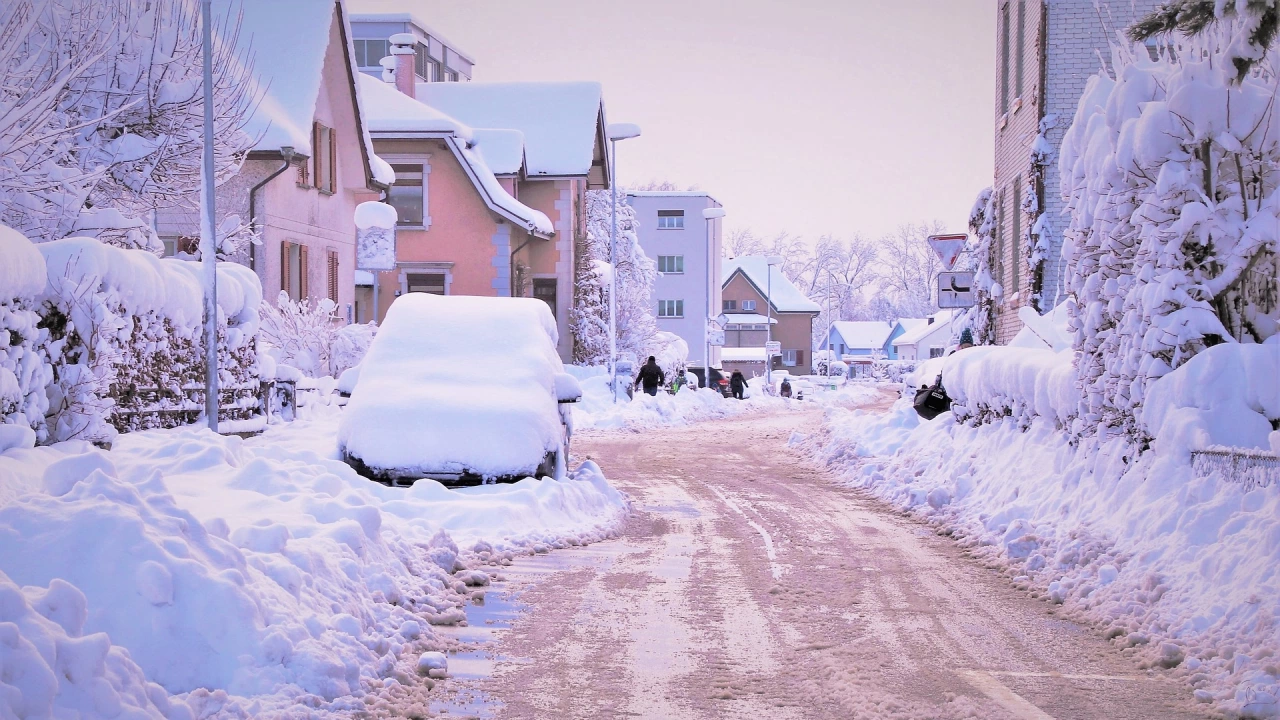 Изненадващ обилен снеговалеж предизвика огромни проблеми с трафика в Стокхолм