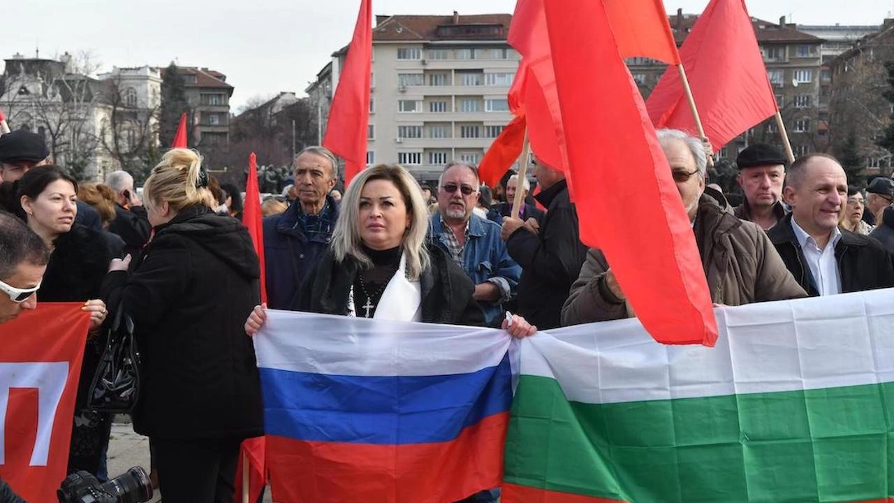 Демонстранти окупираха пространството около Паметника на Съветската армия в София