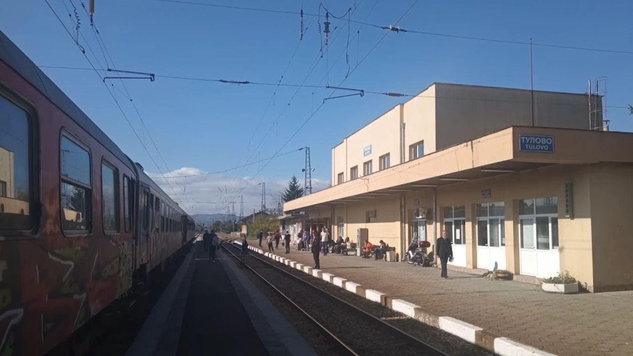 Двама машинисти от бързия влак Бургас София са набили началника на