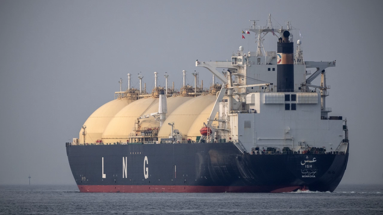 Няколко танкера натоварени с втечнен природен газ в Русия остават