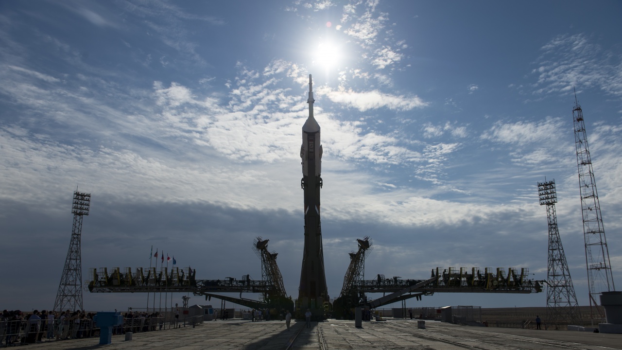Руска ракета-носител Протон-М с комуникационен спътник Лъч-5Х беше изстреляна тази