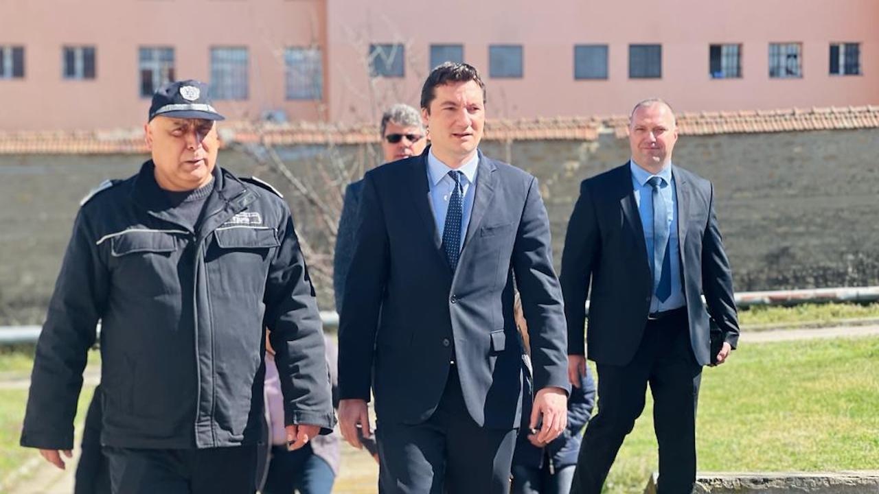Зарков след проверка в Ловеч: Необходими са спешни мерки за подобряване на условията на надзорния състав