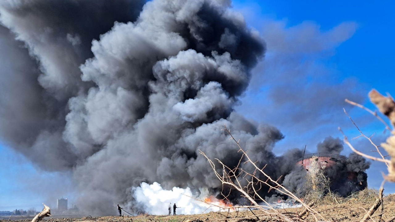 Пожар в неработещия нефтен комбинат край Плевен