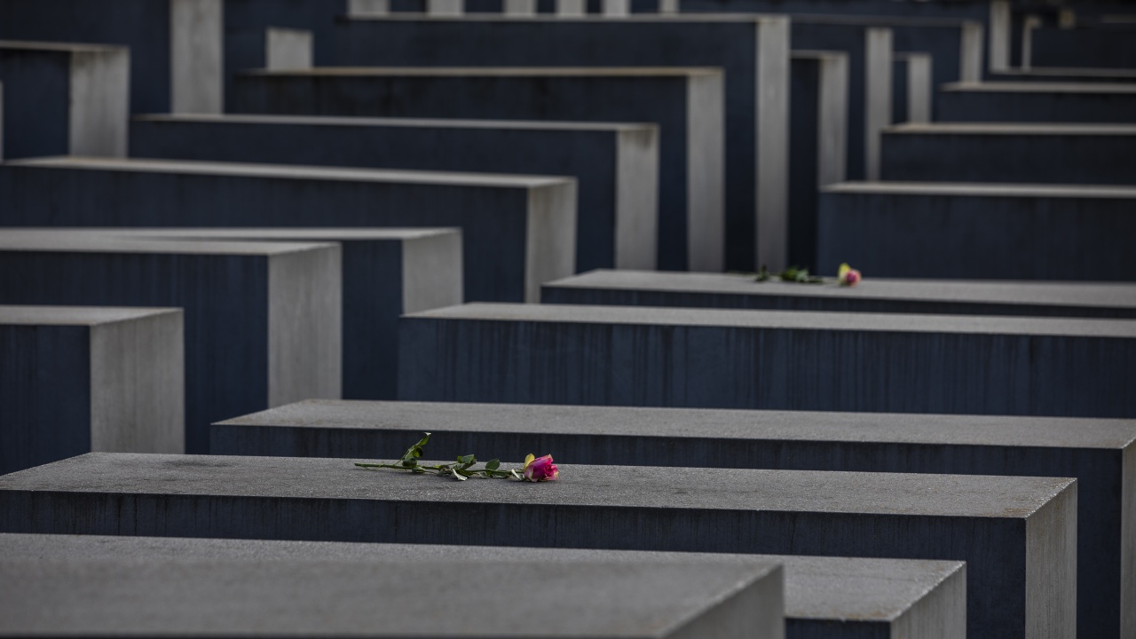 Кола се вряза в Мемориала на Холокоста в Берлин, трима мъже са задържани