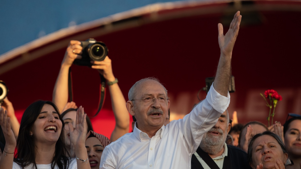 Лидерът на основната опозиционна партия в Турция обеща безплатни жилища за пострадалите от земетресенията