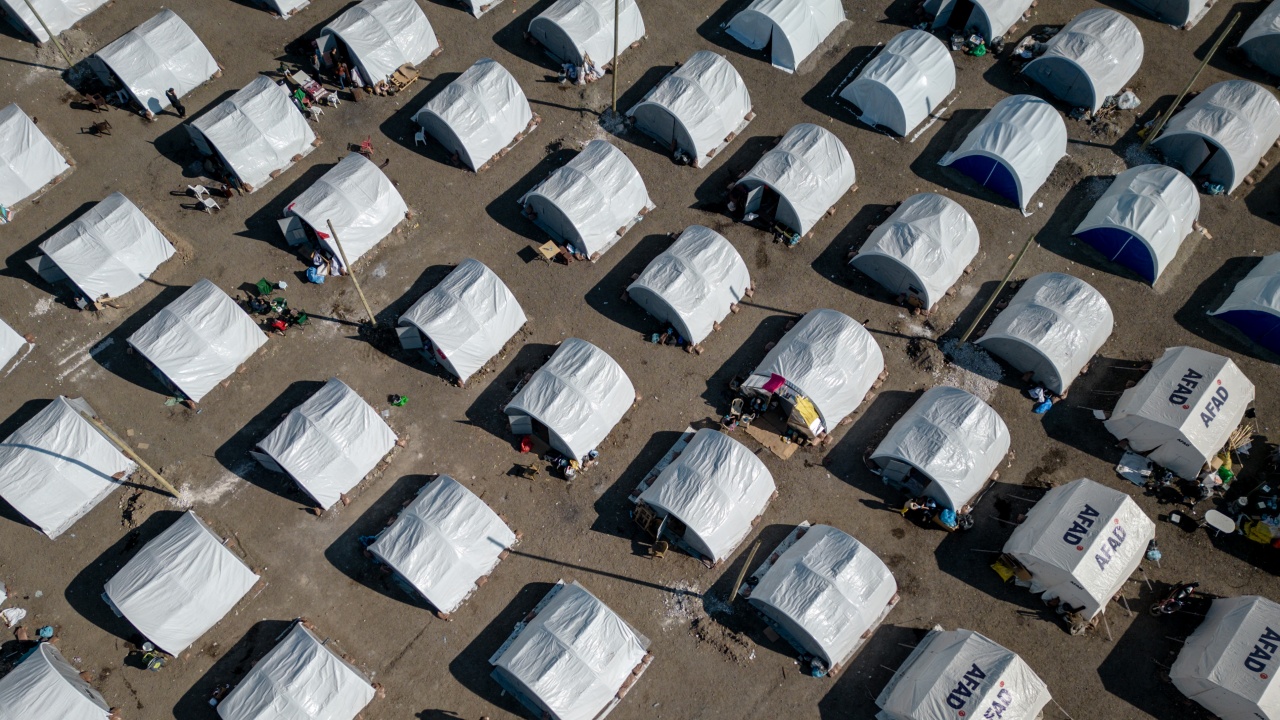 Палатки и фургони на хора, останали без жилище при унищожителните