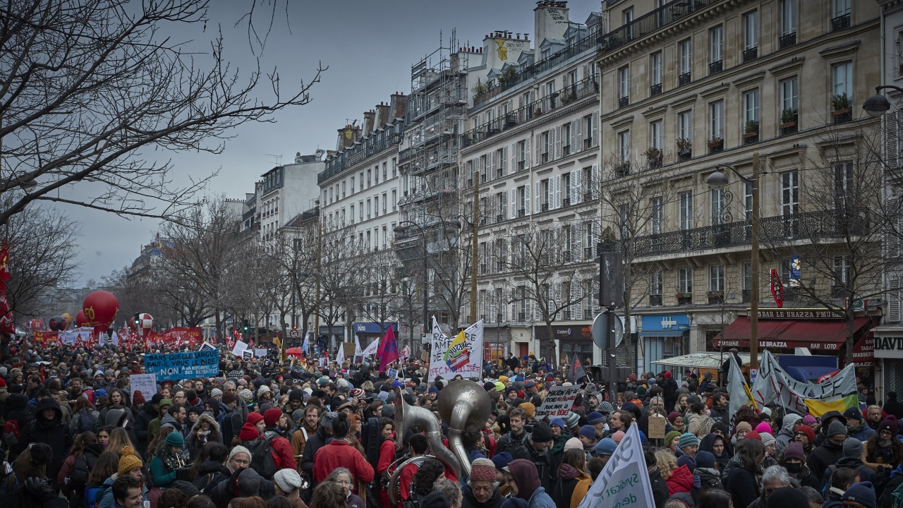 Френските синдикати призовават за демонстрация на сила, след като пенсионната реформа е напът да бъде приета