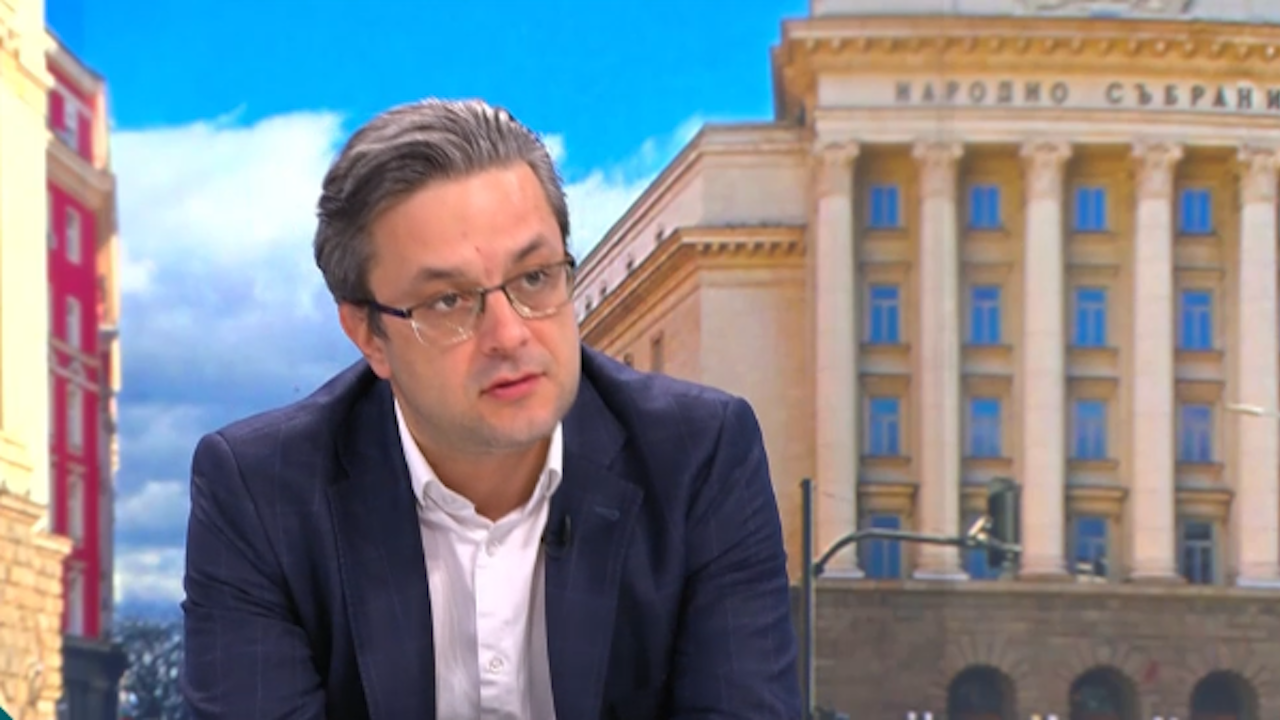 Тома Биков предложи "рискова" форма за редовен кабинет