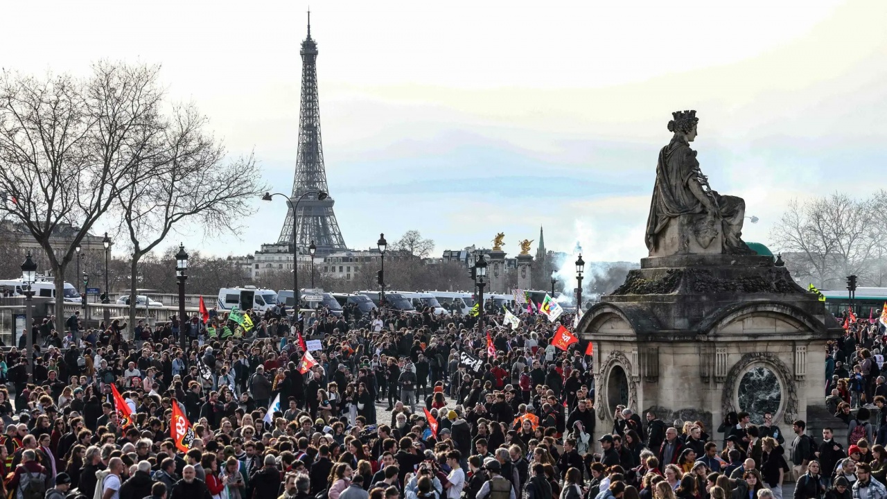 Жестоки сблъсъци между полиция и демонстранти в центъра на Париж.