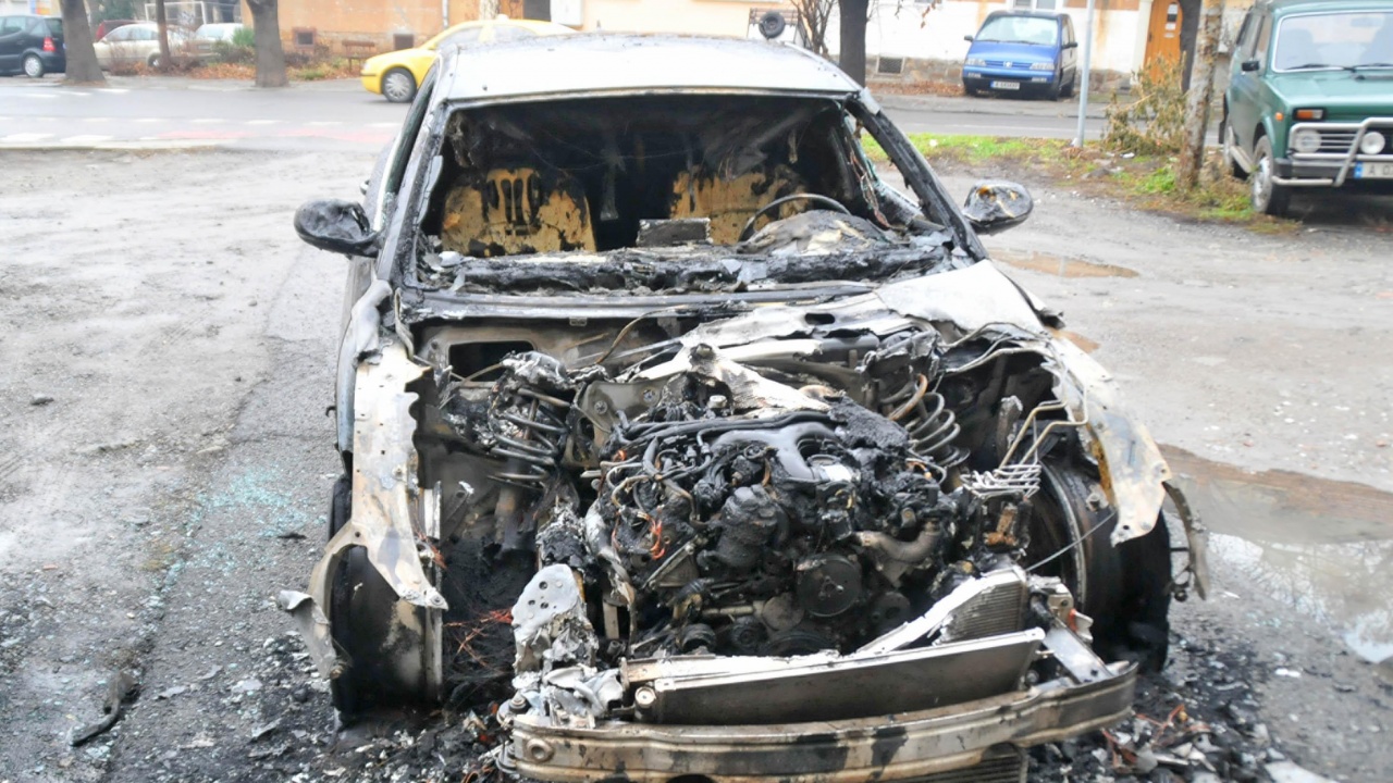 Автомобил изгоря на паркинг на хипермаркет в Казанлък
