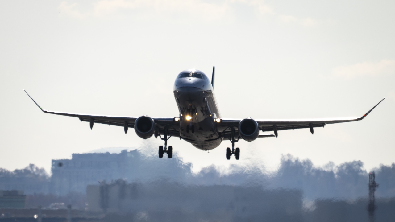Нидерландия ще ограничи въглеродните емисии от самолетите, излитащи от нейни летища