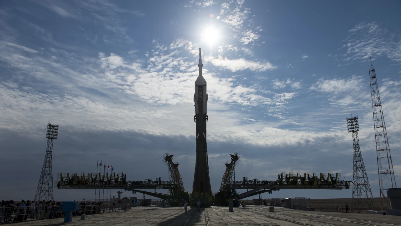 Руска ракета носител Протон М с комуникационен спътник Лъч 5Х беше изстреляна тази