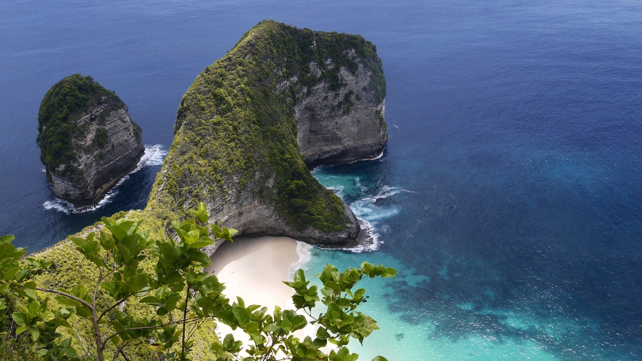Властите в популярната туристическа дестинация Бали поискаха от имиграционната агенция