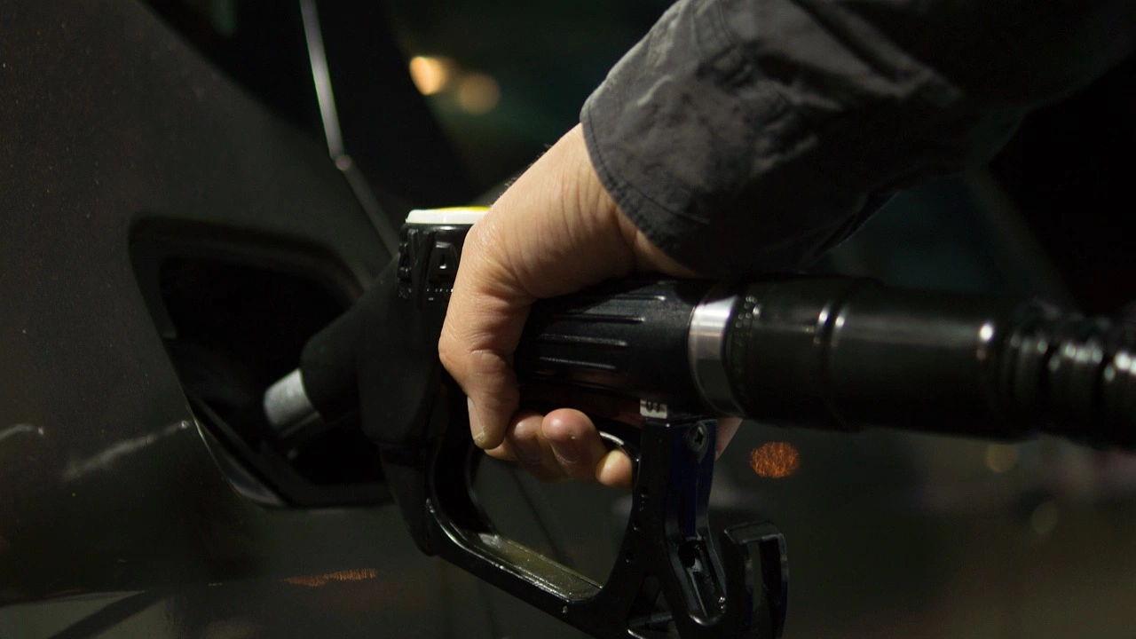 Цените на петрола паднаха с повече от близо един долар