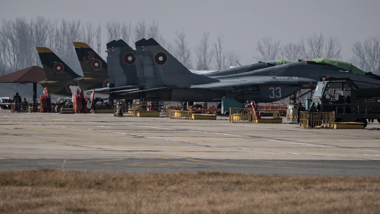 Шест двигателя за самолети МиГ 29 търси Министерството на отбраната