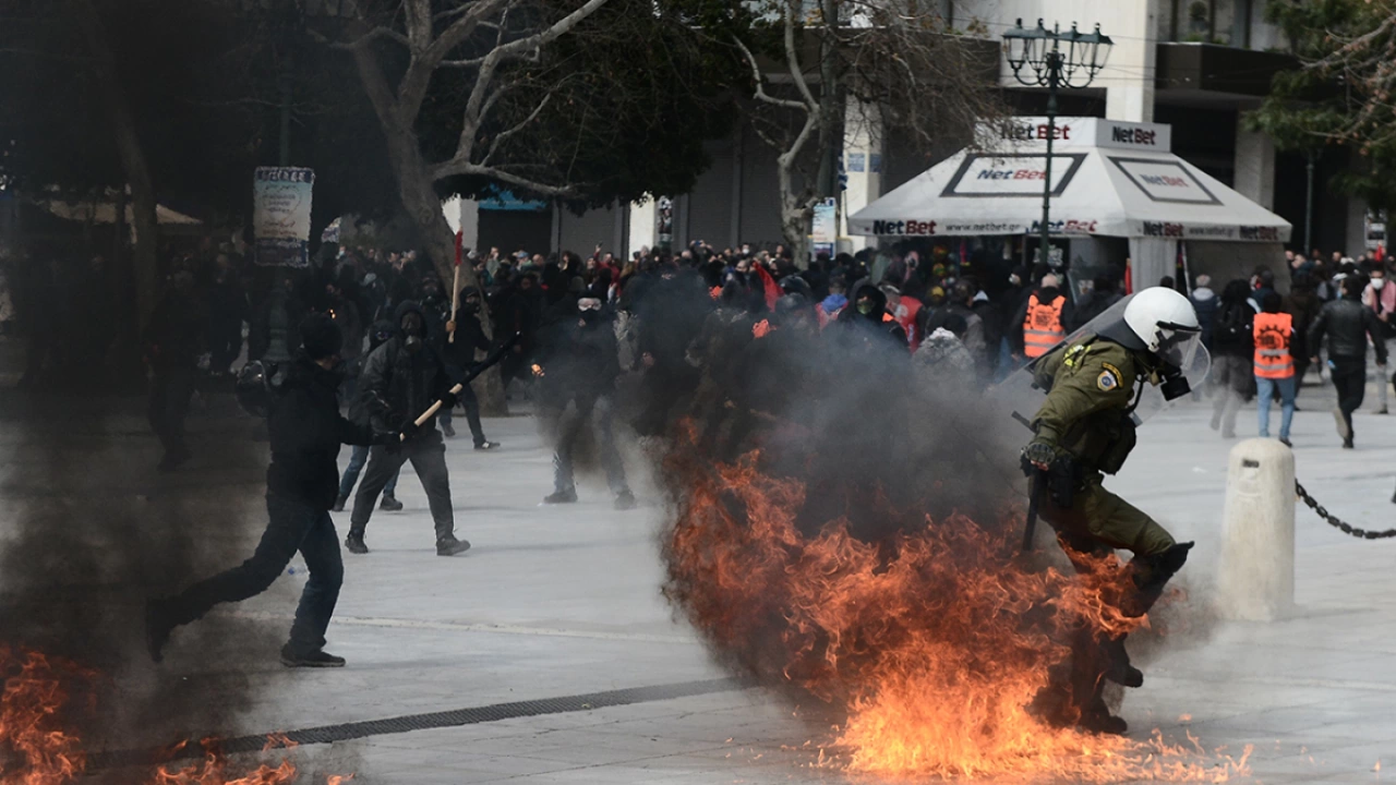 Сблъсъци избухнаха в Атина по време на общата стачка в