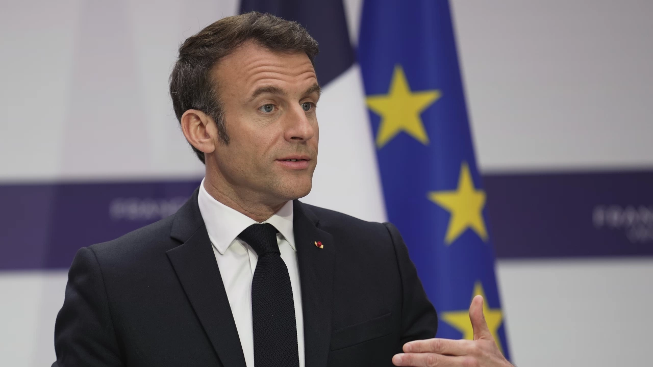 Президентът на Франция реши да прокара днес противоречивата си пенсионна