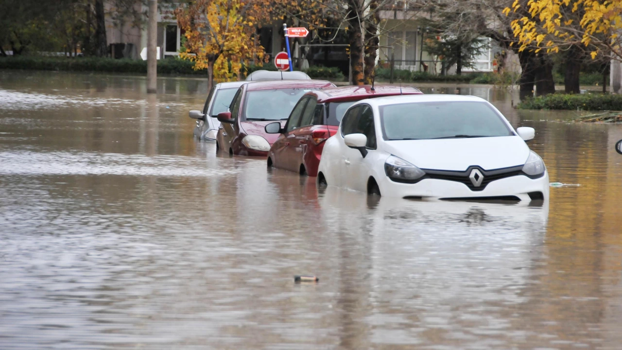 Проливен дъжд предизвика наводнения в Анкара съобщи БТА Улиците в турската