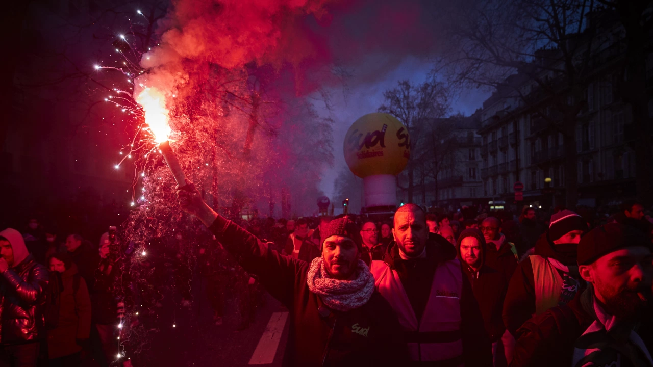 Парижката полиция забрани да се провеждат митинги срещу пенсионната реформа на