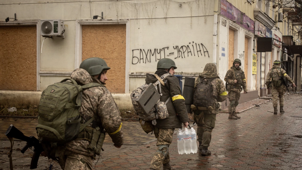 Украинските сили намиращи се извън източния град Бахмут успяват да