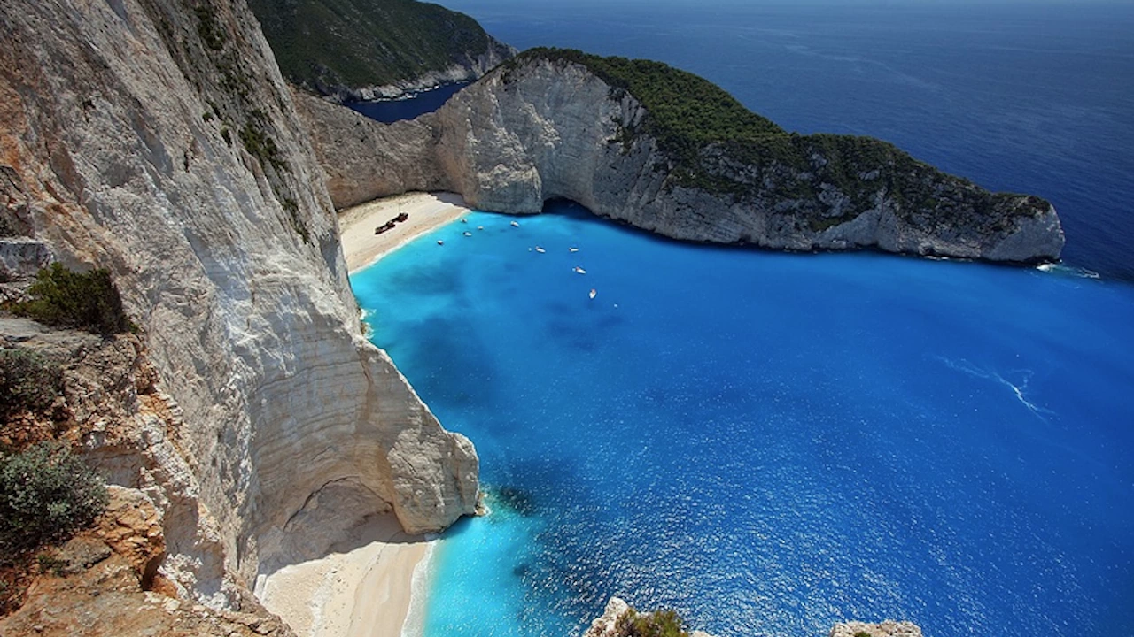 Туристите със закупени почивки за плаж Навагио на гръцкия остров