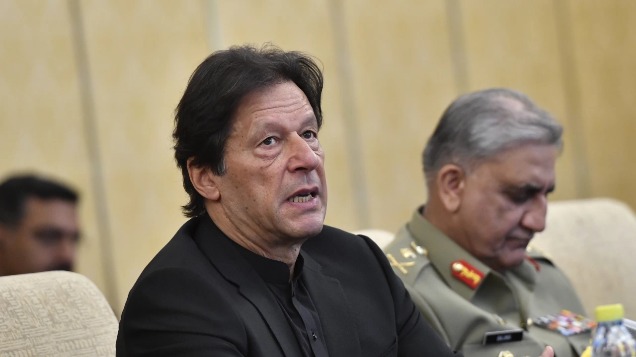 Полицията в Пакистан повдигна обвинения срещу бившия премиер Имран Хан