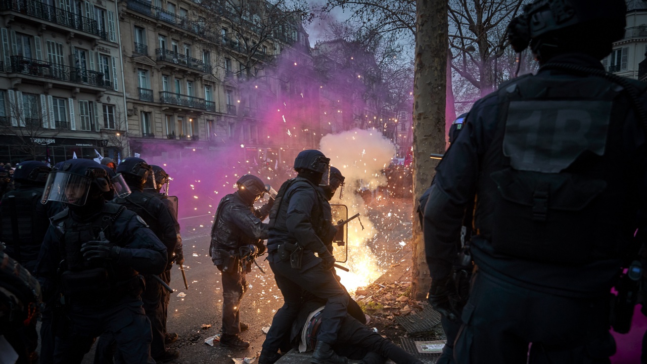 Над 140 ареста в Париж по време на протести срещу пенсионната реформа