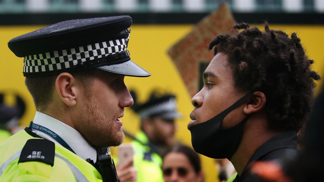Полицията на Лондон е институционално расистка, женомразка и хомофобска и