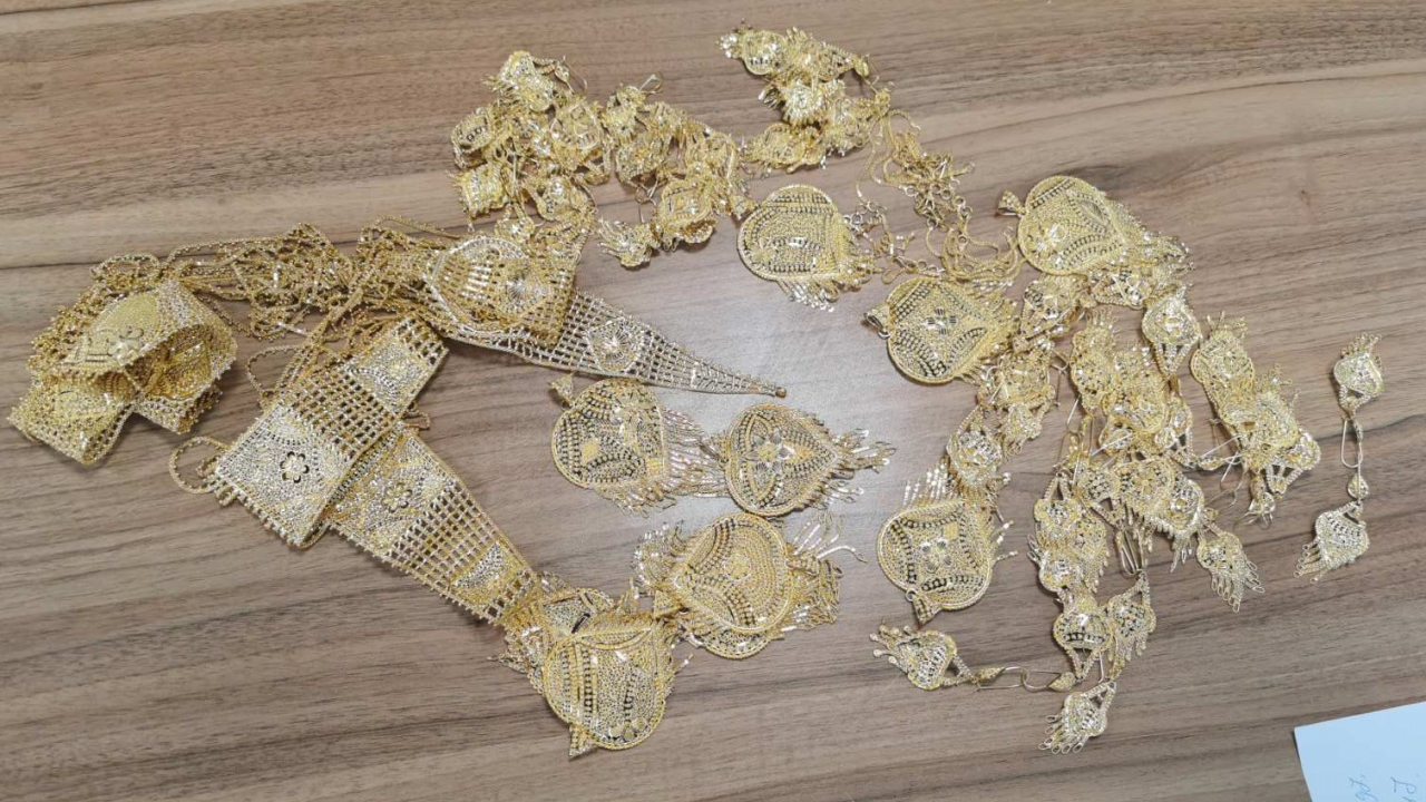Над 1.6 кг златни накити за 196 822 лева задържаха