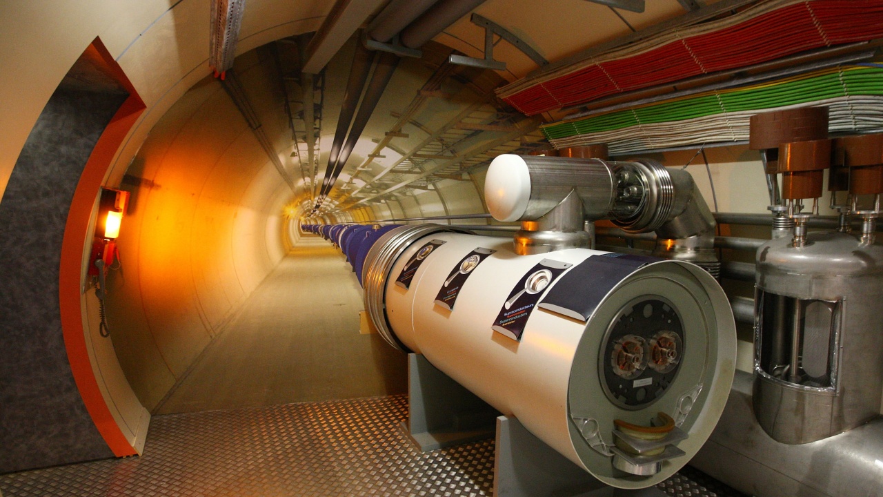 Варненски ученици търсят елементарни частици и тъмна материя в майсторски клас на ЦЕРН
