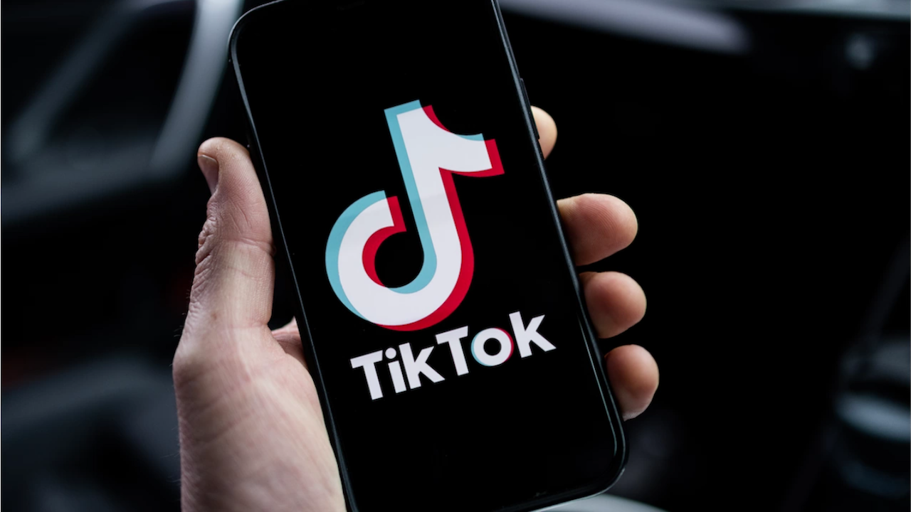 Шефът на "ТикТок" защитава на онлайн приложението пред комисия на Конгреса на САЩ