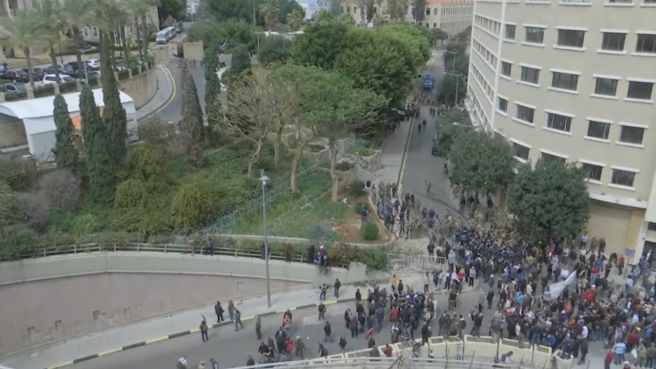 Протестиращи в Ливан се опитаха да щурмуват сградата на правителството
