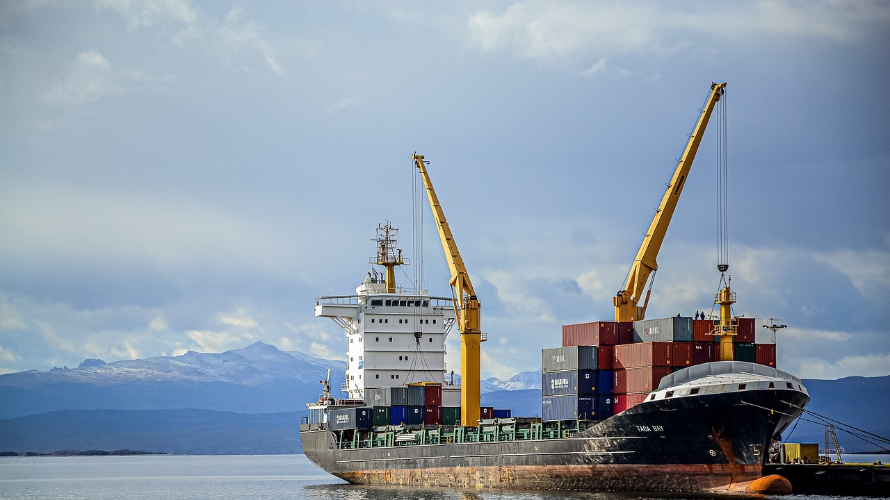 ЕС договори ограничаване на емисиите от корабоплаването