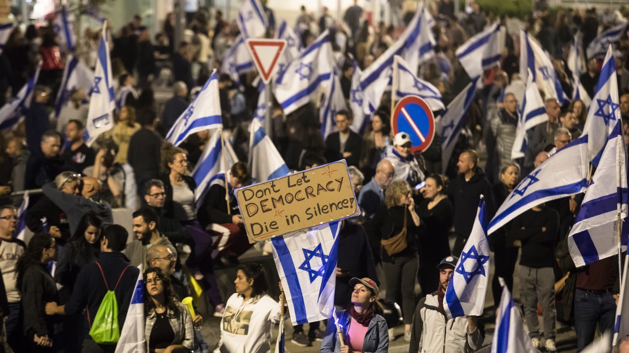 Хиляди израелци блокираха улици при нов протест срещу съдебната реформа
