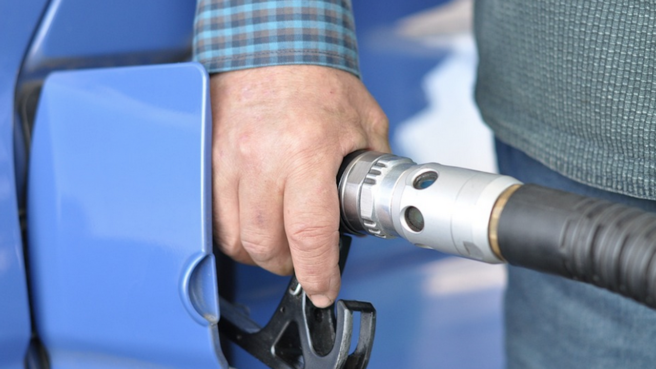 Експерт: Цените на горивата ще се задържат през следващите месеци