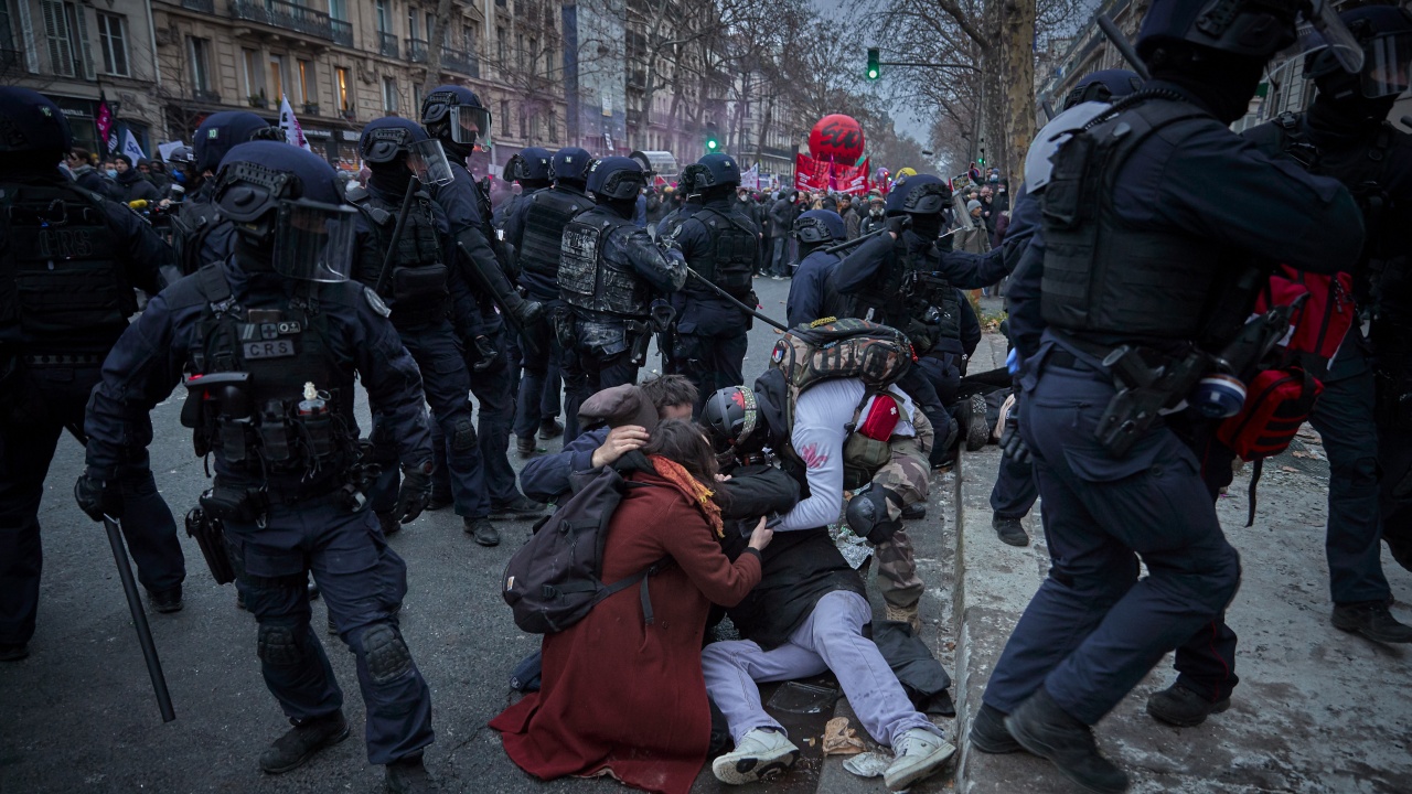 Полицията използва сълзотворен газ срещу протестиращите във Франция